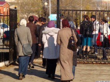 В казахстанские колледжы не пускают девушек в платках