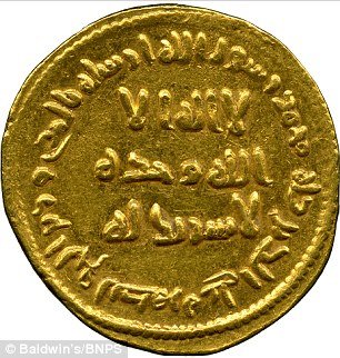 Первую монету, на которой написана Исламская фраза "Нет Бога, кроме Аллаhа" рассчитывают продать на аукционе в комплекте из 56 золотых динаров за 500,000 фунтов