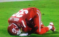 Игрок НФЛ Хусейн Абдуллаh наказан за молитву (Часть 1)